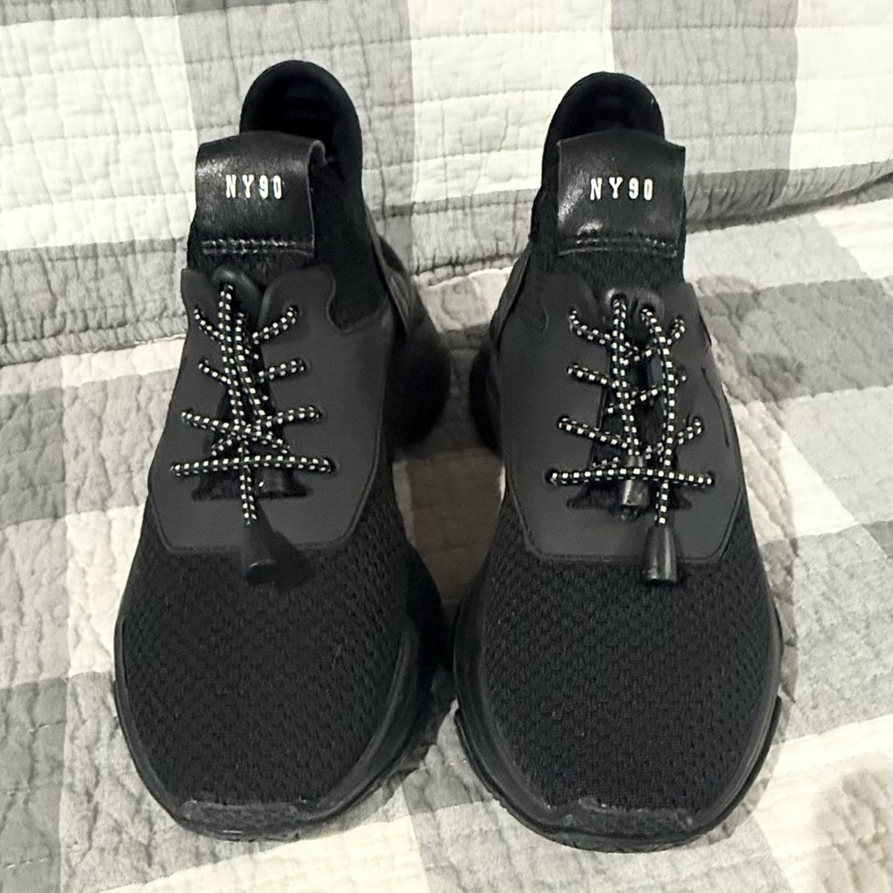 Womens Steve Madden Miles Tennis Shoes. Size 6.5. Monochrome Black. GREAT SHAPE!